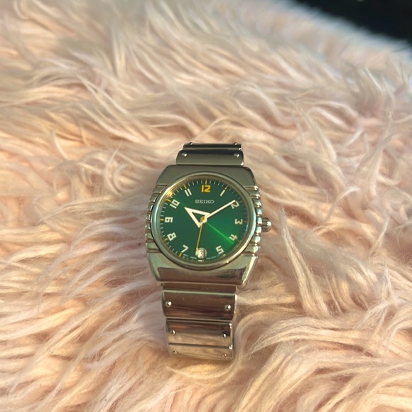 Seiko Japanese UNISEX Quartz Watch. SILVER - Picture 1 of 3